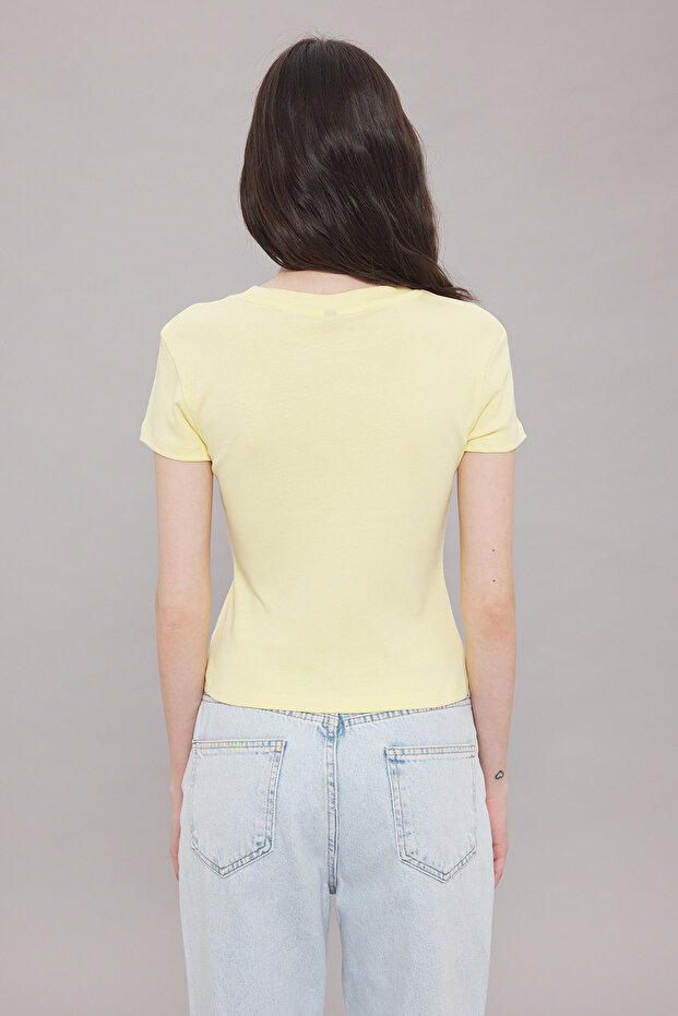 Açık Sarı Tavşan Baskılı Fitted/Vücuda Oturan Örme T-Shirt TWOSS25TS00095 - 4