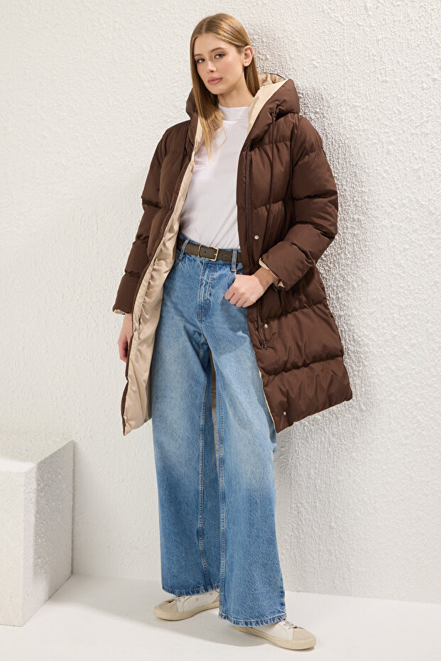 Ciemnobrązowo-ecru dwustronna kurtka puchowa z kapturem, wodoodporna, długa, regularna, z kapturem TWOAW23MO00052 - 2