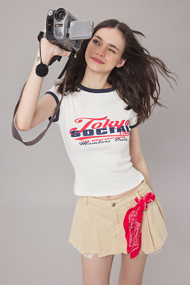 Ekru Slogan Baskı Renk Bloklu Fitted/Vücuda Oturan Örme T-Shirt TWOSS25TS00094 - 2