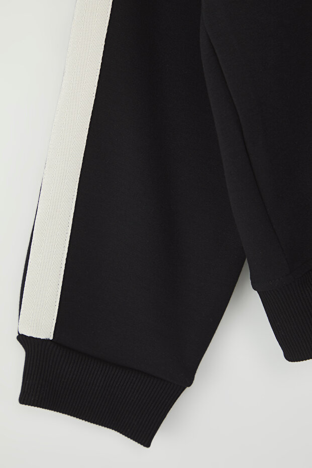 Siyah More Sustainable Oversize/Geniş Kesim V Yaka Yazı Baskılı Şardonsuz Sweatshirt TMNAW25SW00208 - 4