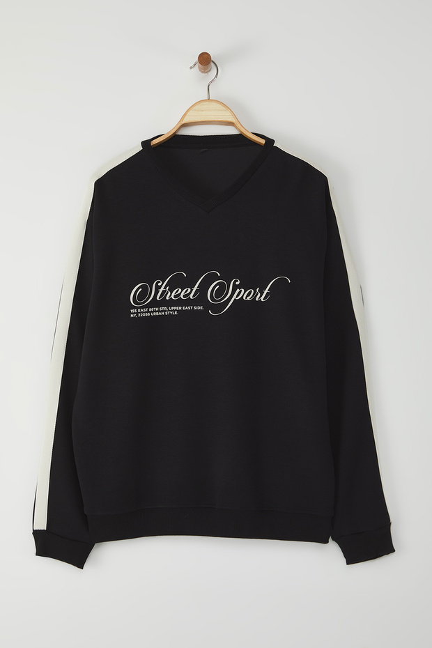 Siyah More Sustainable Oversize/Geniş Kesim V Yaka Yazı Baskılı Şardonsuz Sweatshirt TMNAW25SW00208 - 2