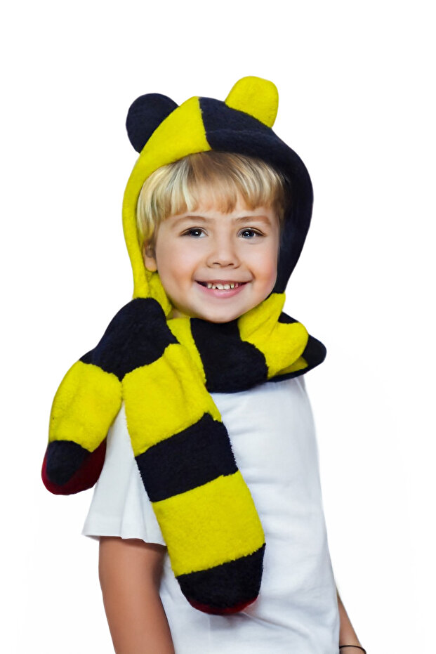 In the Cold, the Hat and Scarf Are Designed to Prevent Cold Ears and Throat.