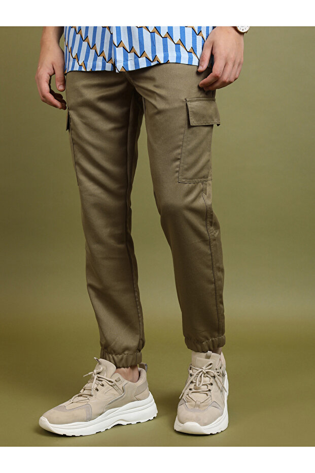 بنطال رياضي كارجو بقصّة Slim Fit وحزام سحب متوسط الارتفاع