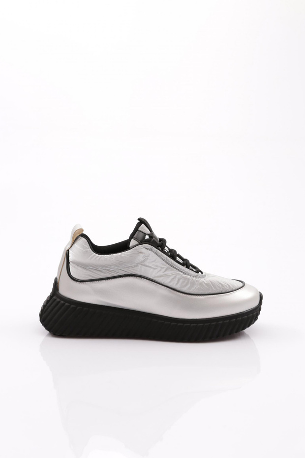 M077 Women's Striped and Laced Sports Shoes