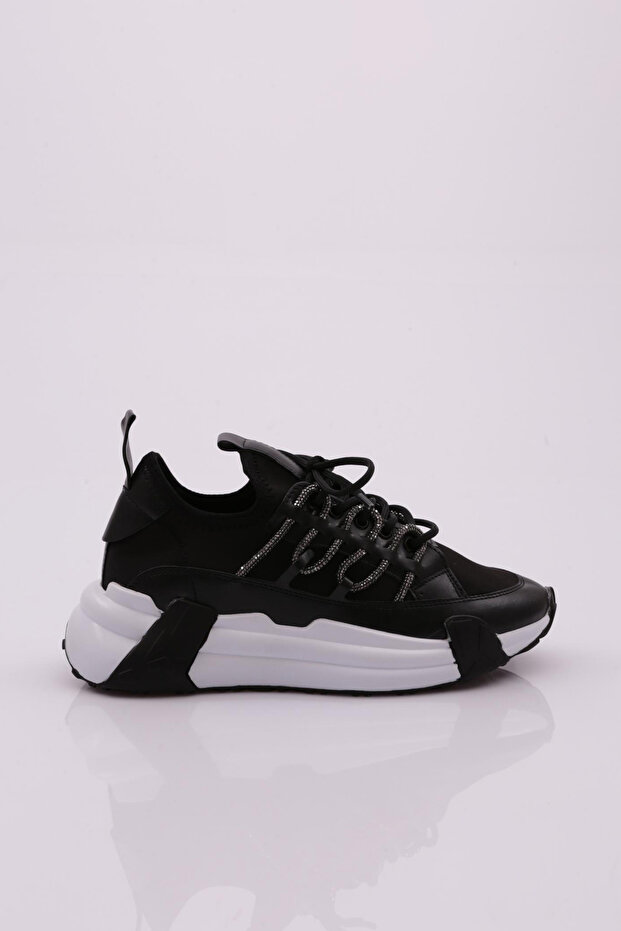 053 Women's Laced Sneaker
