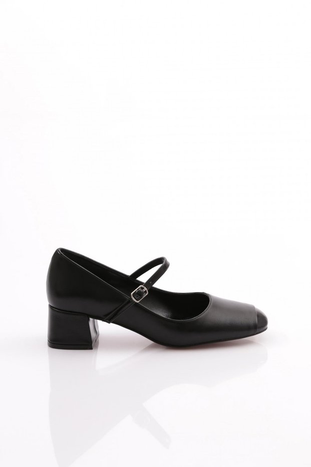 Blunt Toe Belt Detailed Women's Shoes Black 3624535