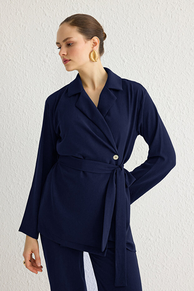 Lacivert Kuşaklı Kruvaze Dökümlü Kumaş Blazer Pantolon Dokuma Alt-Üst Takım TCTSS25US00001 - 2