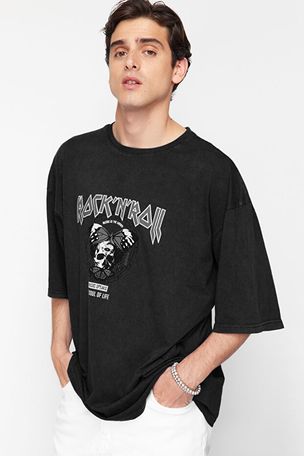 Siyah Oversize/Geniş Kesim Eskitme/Soluk Efektli Rock Baskı %100 Pamuklu T-Shirt TMNSS23TS00167 - 5