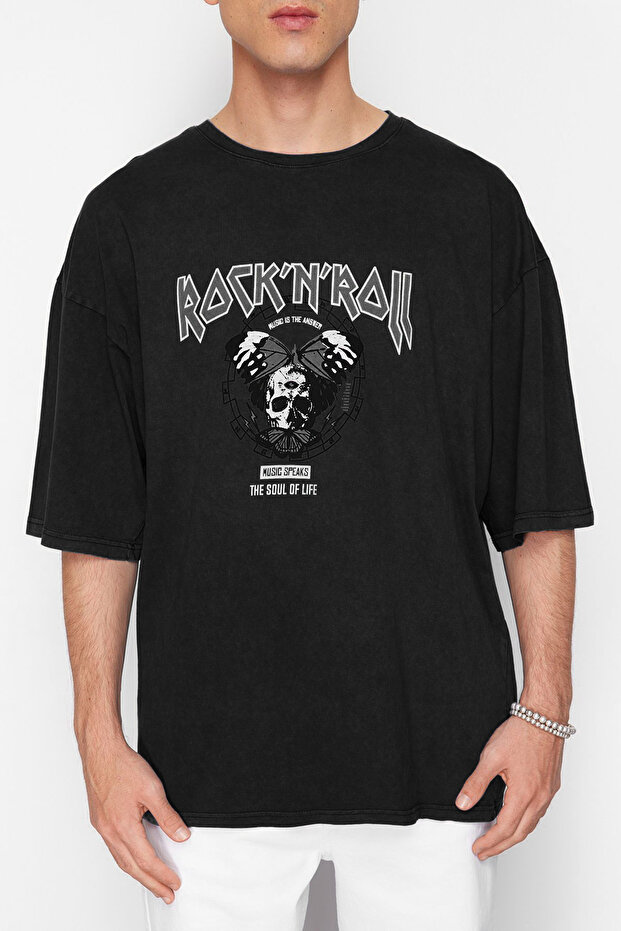 Siyah Oversize/Geniş Kesim Eskitme/Soluk Efektli Rock Baskı %100 Pamuklu T-Shirt TMNSS23TS00167 - 4