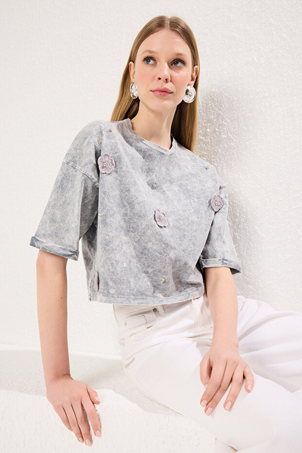 Gri Kalın Pamuklu Yıkamalı Çiçekli Relaxed/Rahat Kalıp Crop Örme T-Shirt TWOSS25TS00131 - 1