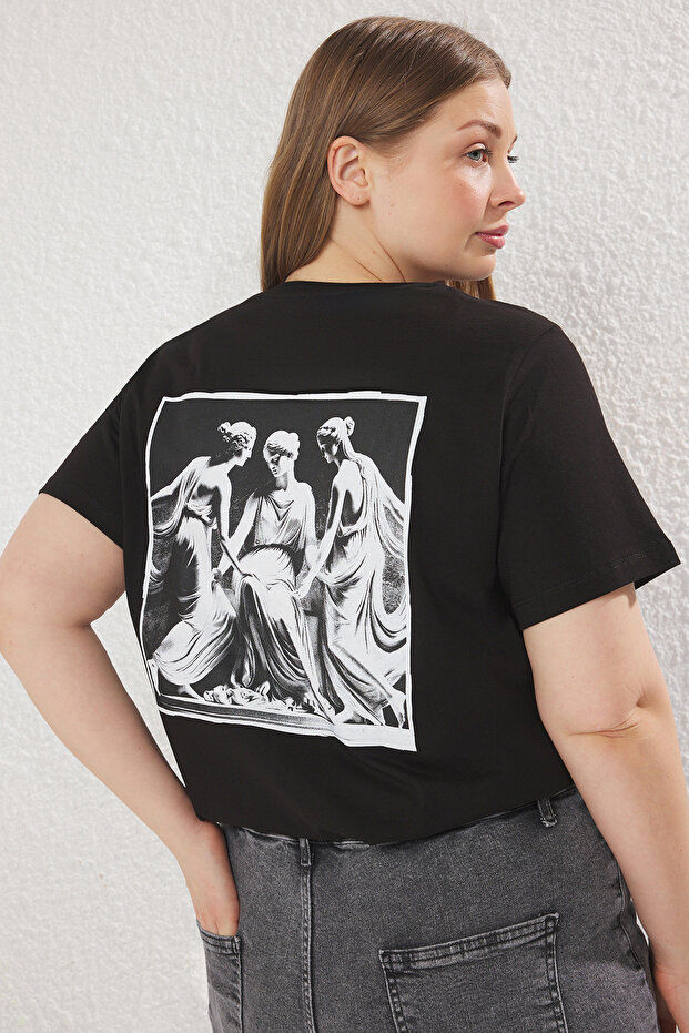 Siyah Bisiklet Yaka Rönesans Baskılı Relaxed Fit Büyük Beden T-shirt TBBSS25BF00049 - 1