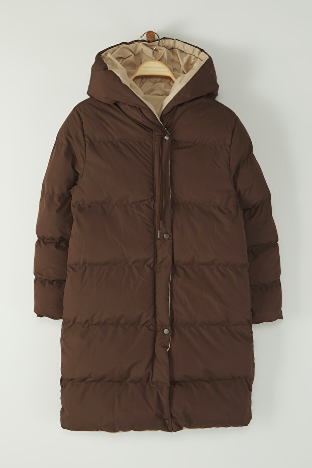 Ciemnobrązowo-ecru dwustronna kurtka puchowa z kapturem, wodoodporna, długa, regularna, z kapturem TWOAW23MO00052 - 13