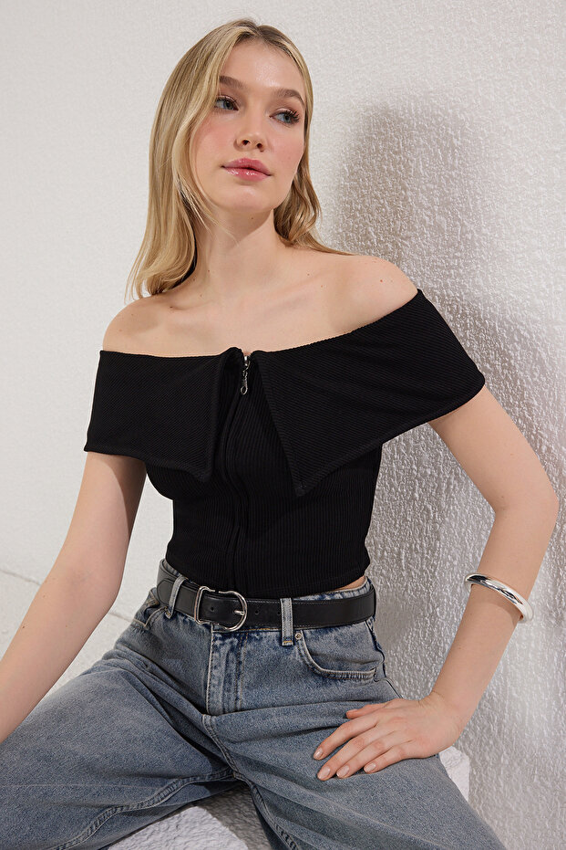 Siyah Yaka Detaylı Fitted/Vücuda Oturan Crop Esnek Örme Bluz TWOSS25BZ00217 - 1