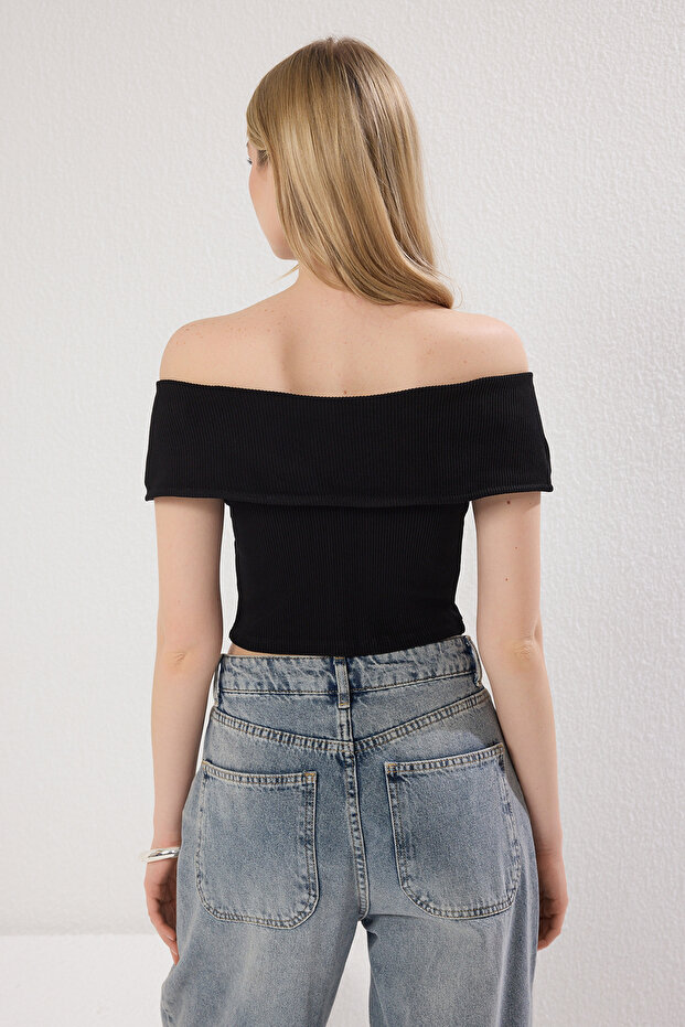 Siyah Yaka Detaylı Fitted/Vücuda Oturan Crop Esnek Örme Bluz TWOSS25BZ00217 - 4