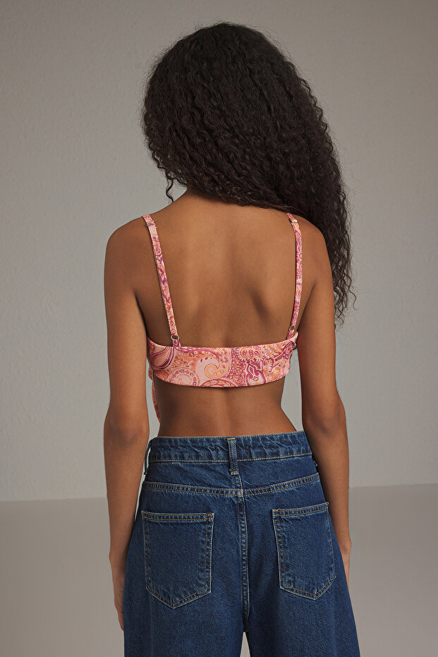 Pembe Baskılı Sırtı Çapraz Askılı Asimetrik Etek Uçlu Tül Örme Bluz TWOSS23BZ00566 - 4