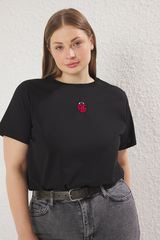 Siyah Bisiklet Yaka Nakışlı Crop Örme Büyük beden T-shirt TBBSS25BF00015 - 1