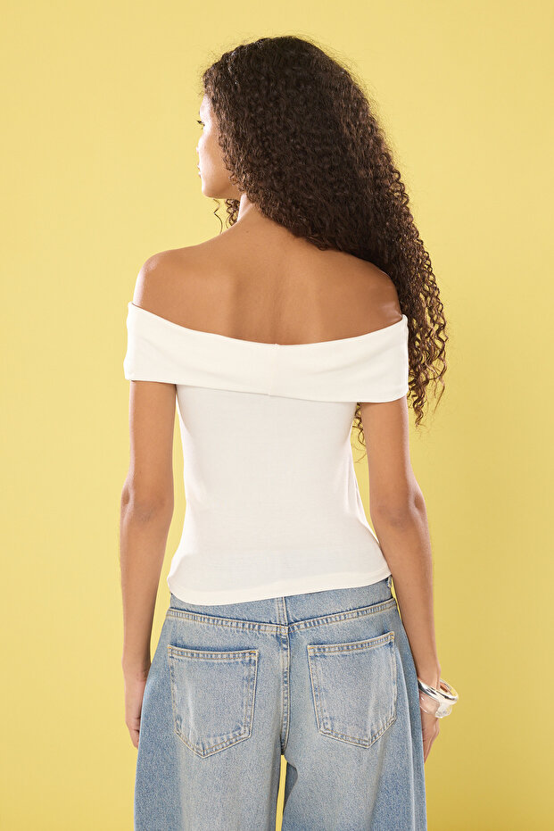 Ekru Carmen Yaka Düğüm Detaylı Fitted/Vücuda Oturan Örme Bluz TWOSS25BZ00369 - 4