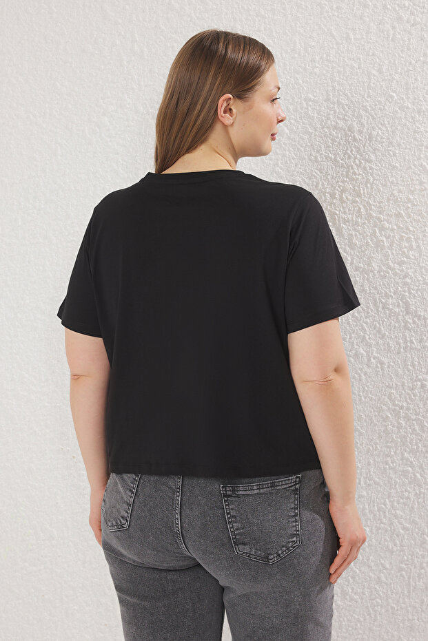 Siyah Bisiklet Yaka Nakışlı Crop Örme Büyük beden T-shirt TBBSS25BF00015 - 4