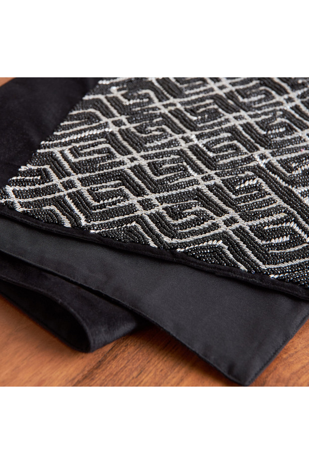 مفرش طاولة مزين بالخرز اللامع - 33×120 سم - 4