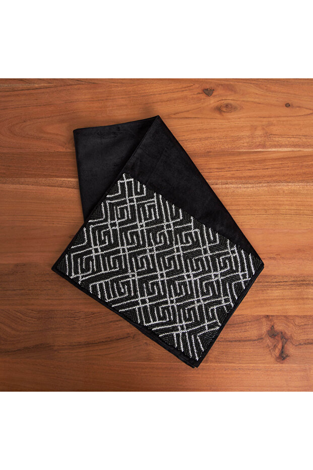 مفرش طاولة مزين بالخرز اللامع - 33×120 سم - 2