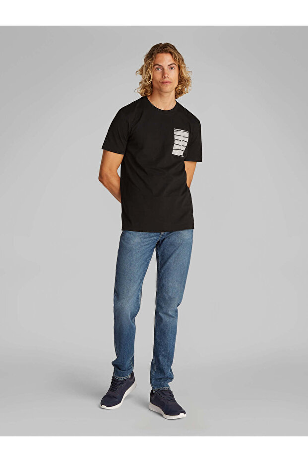 SERIF BOX GRAPHIC TEE - 3