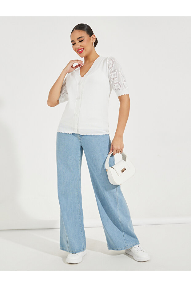 بلوزة مسطحة محبوكة بأزرار وحواف مموجة - 2