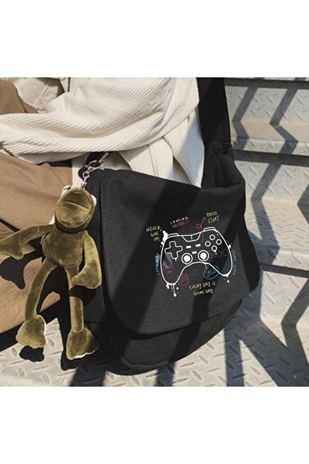 حقيبة ماسنجر سوداء للجنسين مطبوعة بعصا التحكم من LAGOM MODA