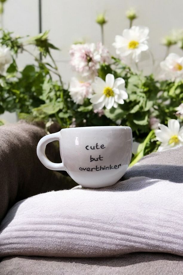 Cute but overthinker el yapımı seramik fincan kupa - 1