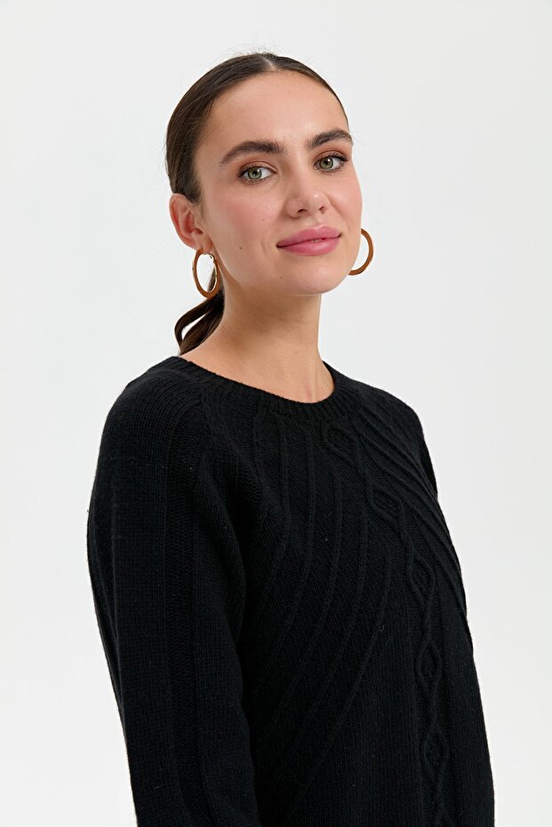 سترة صوفية سوداء - رقبة دائرية، تصميم أمامي بدون خياطة وتنفيذ - 6