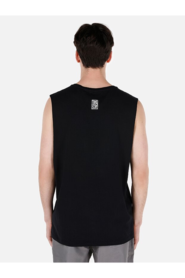 قميص داخلي أسود للرجال بقصة عادية - 2