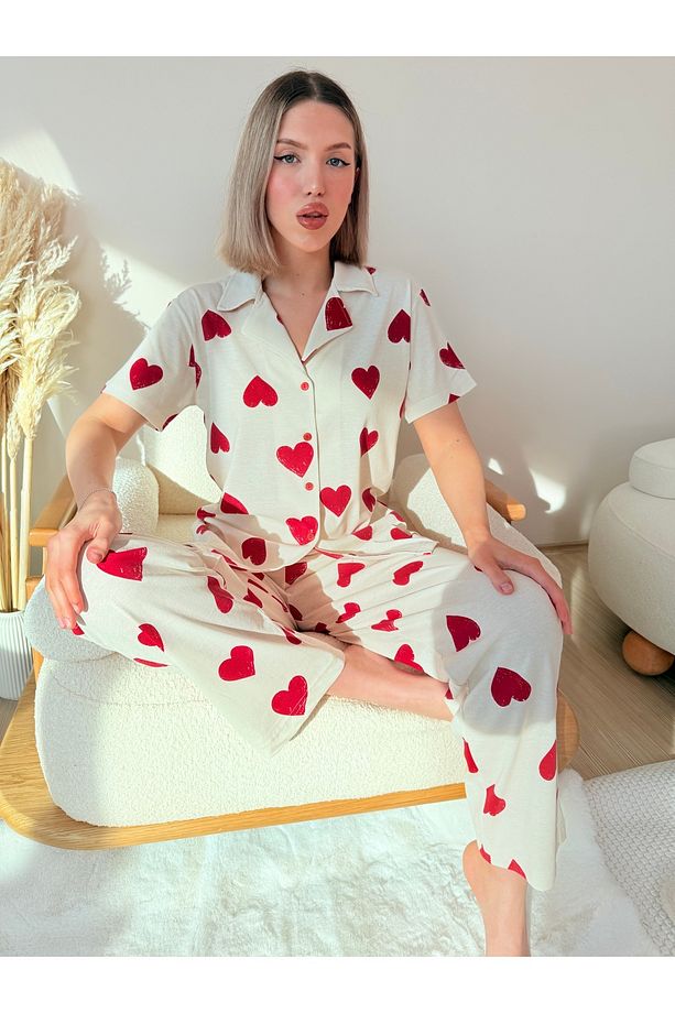 Ekru Üzeri Kırmızı Kalp Desenli Pamuklu Kısa Kol Gömlek Yaka Pijama Takımı - 3