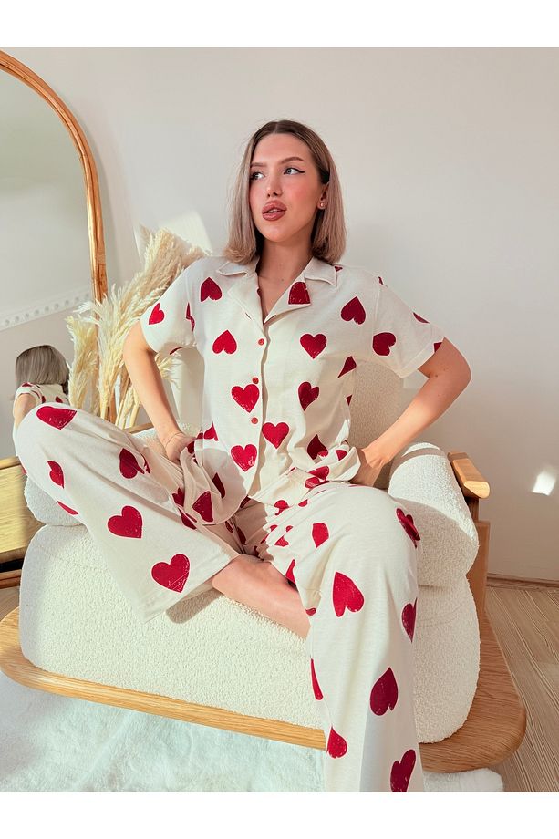 Ekru Üzeri Kırmızı Kalp Desenli Pamuklu Kısa Kol Gömlek Yaka Pijama Takımı - 2