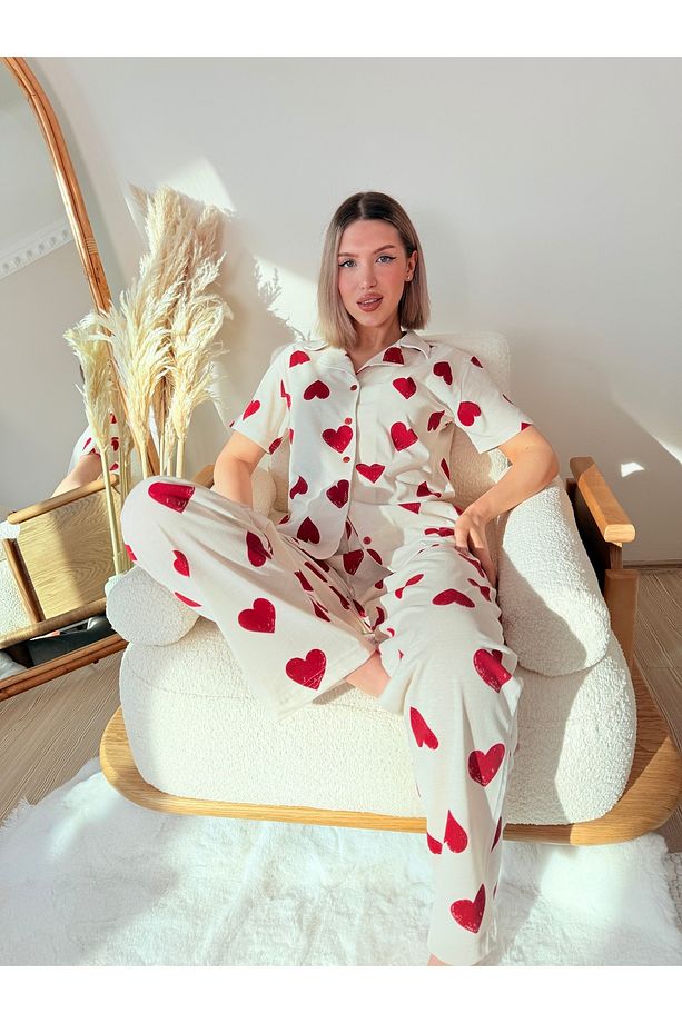 Ekru Üzeri Kırmızı Kalp Desenli Pamuklu Kısa Kol Gömlek Yaka Pijama Takımı - 5
