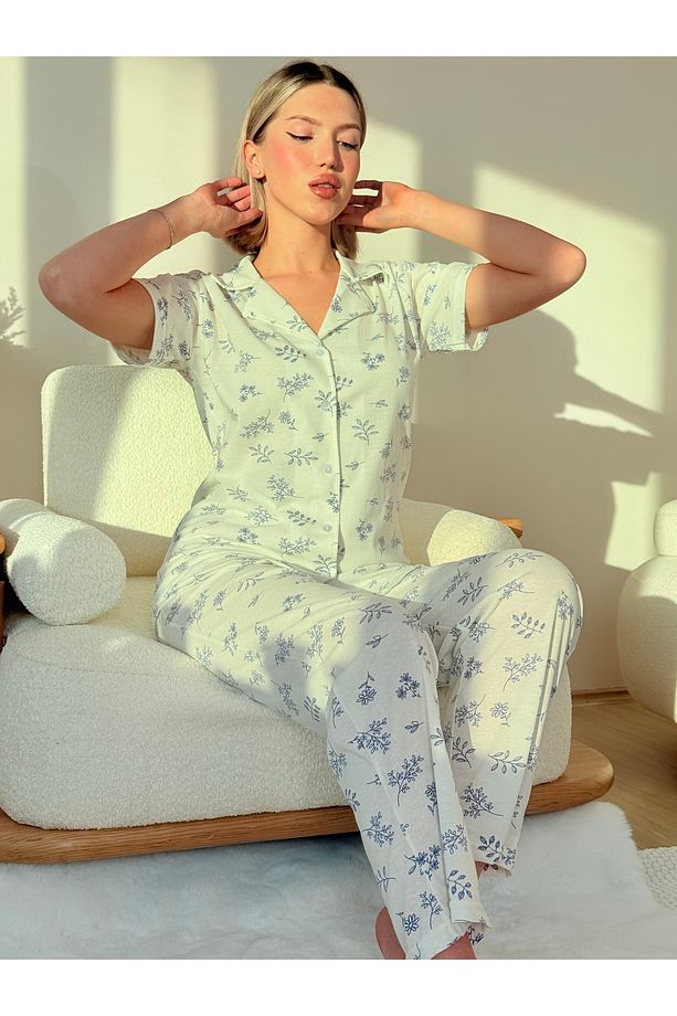Ekru Üzerine Mavi Çiçek Desenli Pamuklu Kısa Kol Gömlek Yaka Pijama Takımı - 3