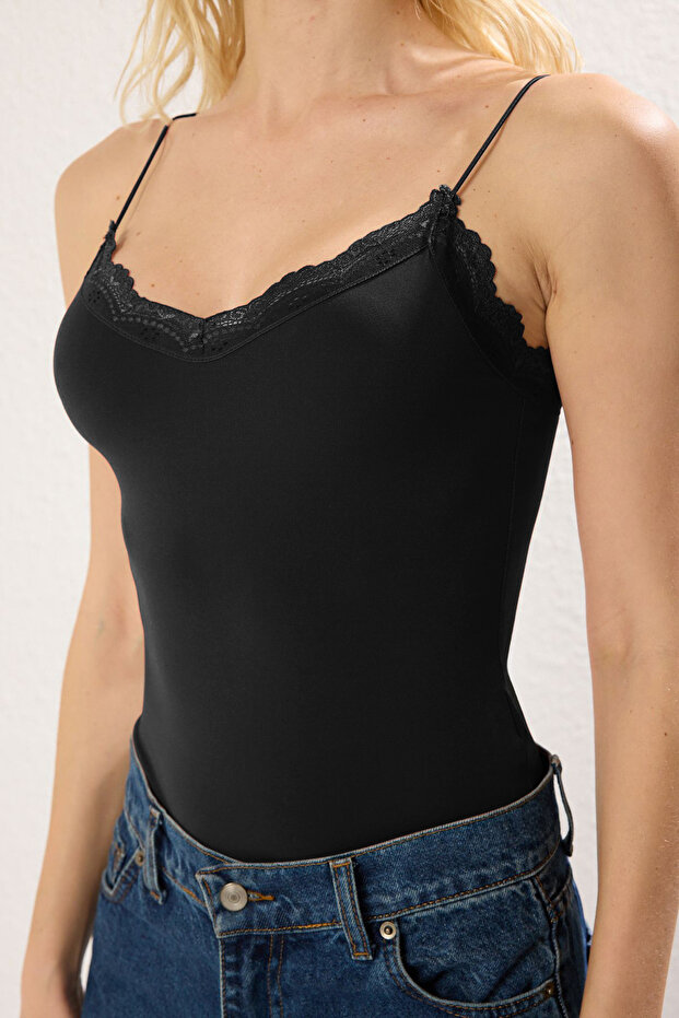 Siyah Dantel Detaylı Fitted/Vücuda Oturan Alttan Çıtçıtlı Esnek Örme Body TWOSS25BD00008 - 3