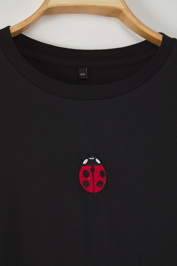 Siyah Bisiklet Yaka Nakışlı Crop Örme Büyük beden T-shirt TBBSS25BF00015 - 6