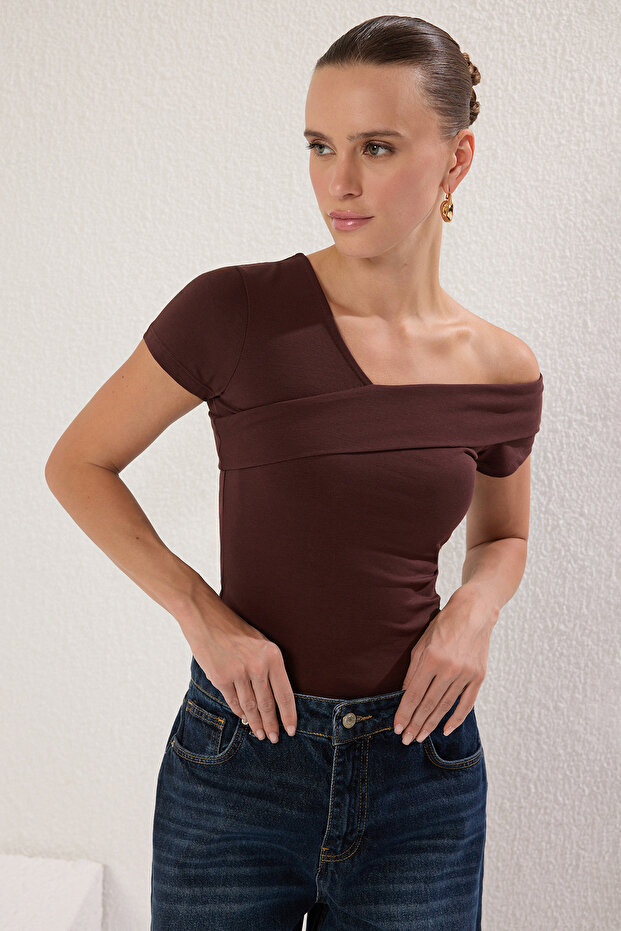 Kahverengi Asimetrik Yaka Fitted/Vücuda Oturan Örme Bluz TWOSS25BZ00381 - 2