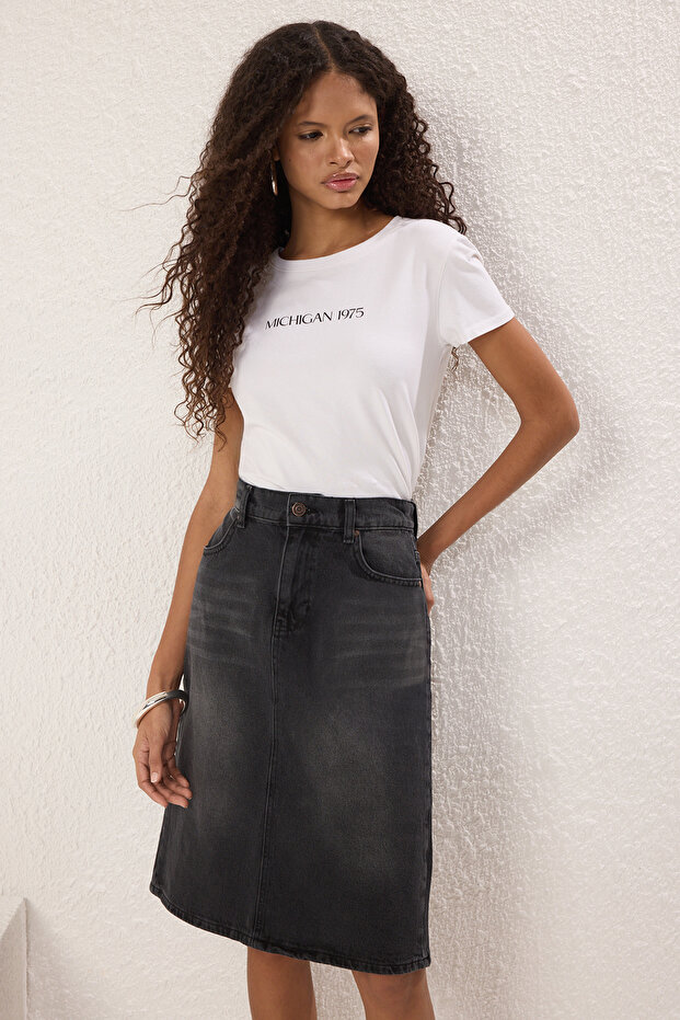 Siyah More Sustainable Arka Bel Lastikli Yırtmaç Detaylı Midi Denim Etek TWOSS25ET00135 - 1