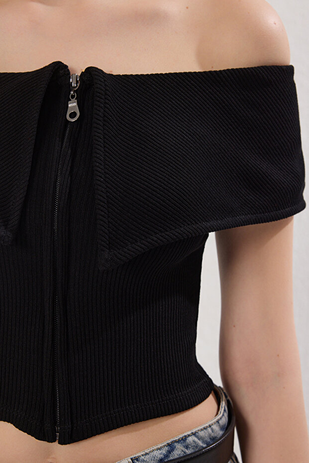 Siyah Yaka Detaylı Fitted/Vücuda Oturan Crop Esnek Örme Bluz TWOSS25BZ00217 - 3