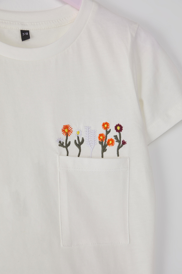 Ekru Kız Çocuk %100 Pamuk Çiçekli Cep Detaylı Kısa Kol Örme T-Shirt TKDSS25TS00086 - 2