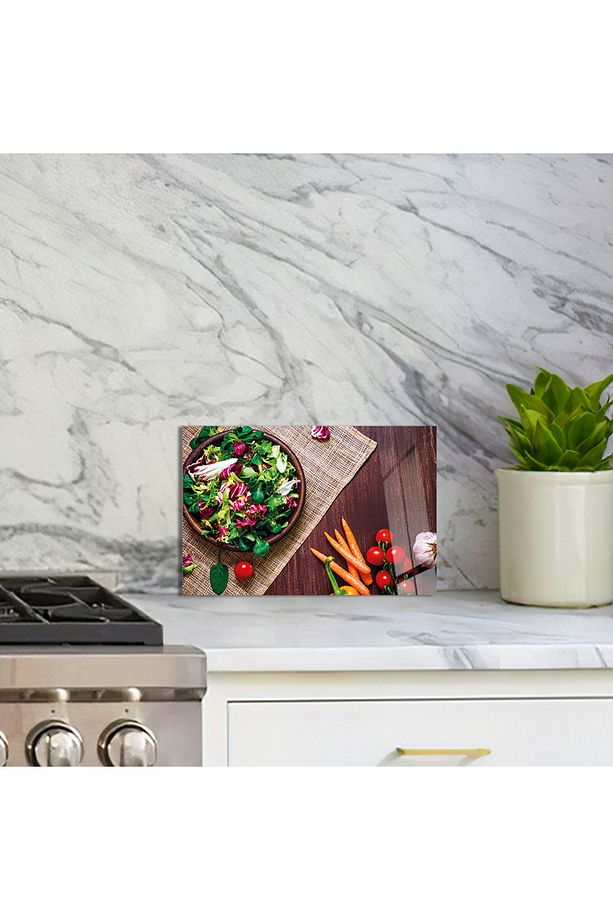 Cam Kesme Tahtası Masanın Üzerinde Sebzeler ve Salata - 5