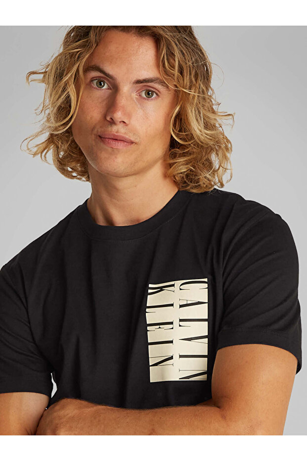 SERIF BOX GRAPHIC TEE - 5