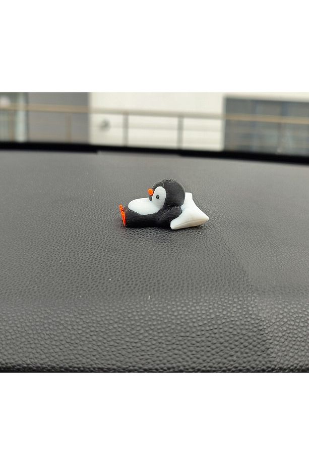 Sevimli Yastıkta Uyuyan Penguen - 1