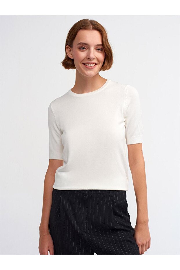 10426 Crew Neck Knitwear Sweater with Buttons on the Back - Ecru