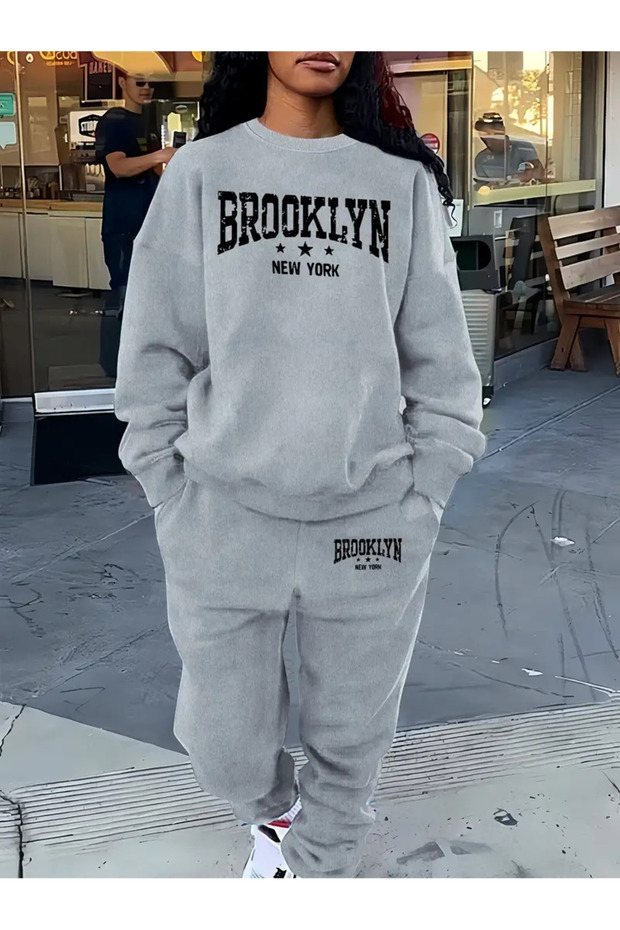 طقم بدلة رياضية نسائية ذات رقبة دائرية مطبوعة من Brooklyn