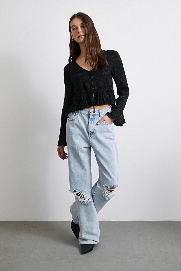 بلوزة مكشكشة برقبة على شكل حرف V باللون الأسود - 2