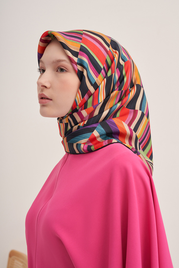 وشاح من الساتان الكريب الحريري بنمط هندسي - 1