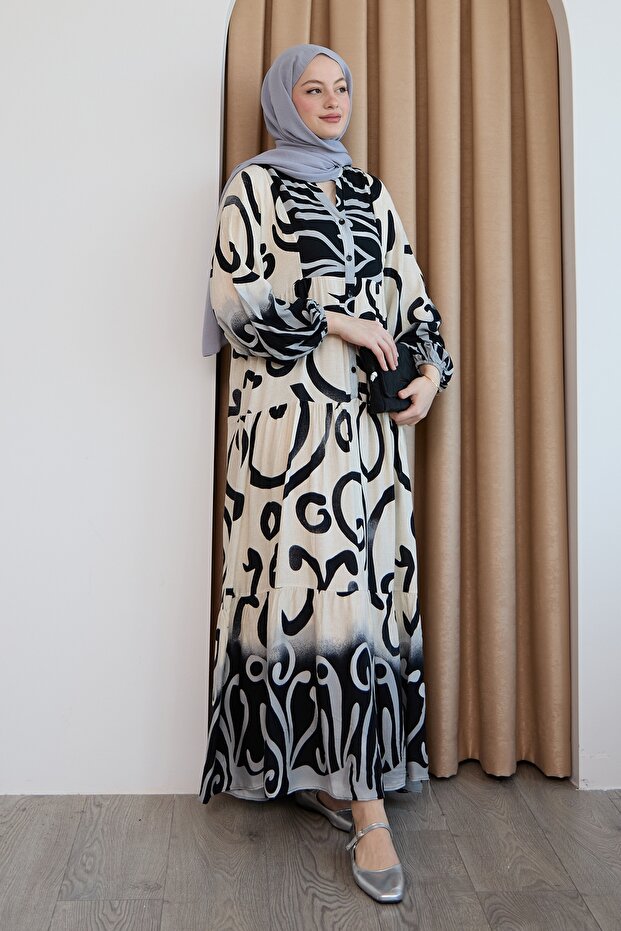 فستان أسود من الفيسكوز منقوش بفتحة أمامية - 4