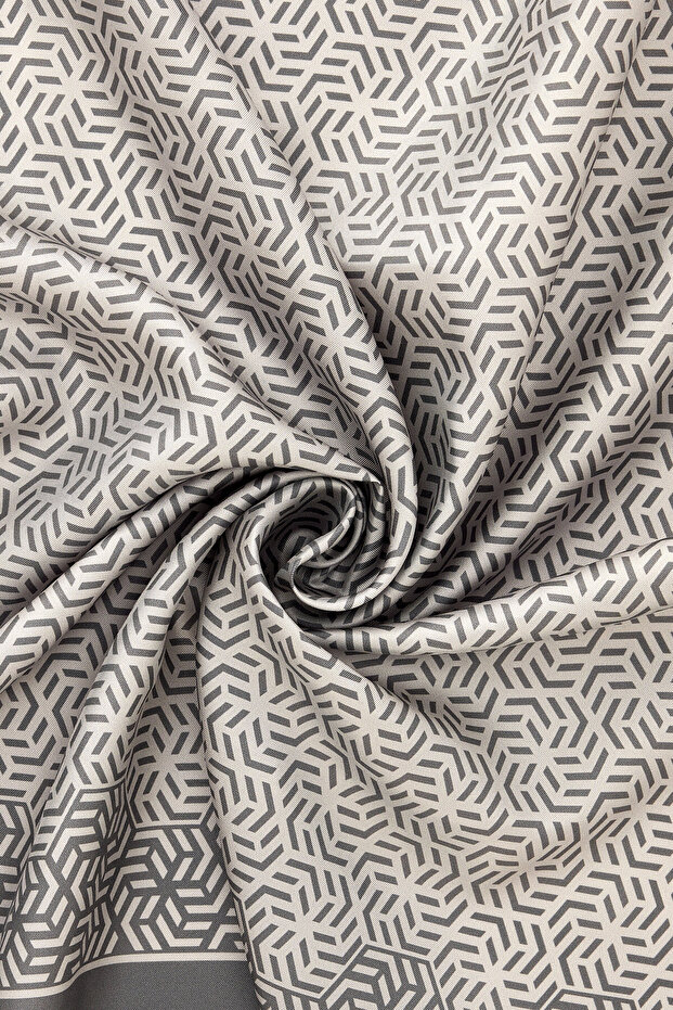 وشاح من نسيج التويل بنمط هندسي فضي - 2