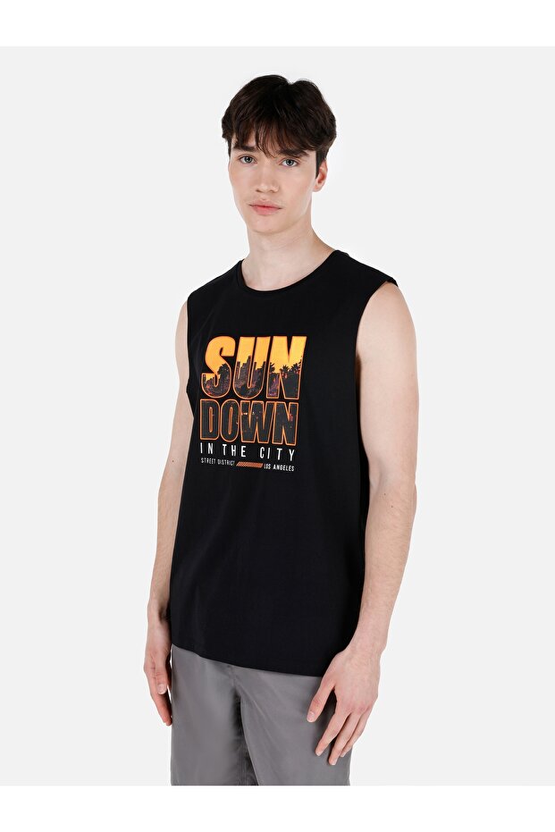 قميص داخلي أسود للرجال بقصة عادية - 1